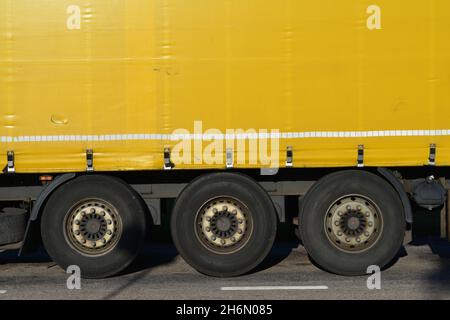 Nahaufnahme eines gelben LKW-Rädern Stockfoto