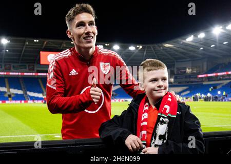 Cardiff, Großbritannien. November 2021. Harry Wilson aus Wales posiert mit einem jungen Fan in Vollzeit. Wales gegen Belgien bei einer Qualifikation zur FIFA-Weltmeisterschaft 2022 im Cardiff City Stadium am 16. November 2021. Quelle: Lewis Mitchell/Alamy Live News Stockfoto