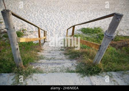 Hoch Winkel Aufnahme von Treppen mit Holzgeländer auf der Strand Stockfoto