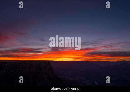 Das letzte Licht geht über den Horizont und den Rand des Grand Canyon Stockfoto