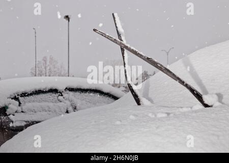 Windschutzscheibenwischer, die während des Winters in Longueuil, Quebec, Kanada, von einem schneebedeckten Auto aufstehen. Stockfoto