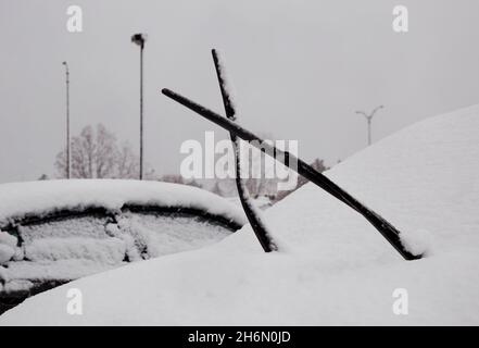 Windschutzscheibenwischer, die während des Winters in Longueuil, Quebec, Kanada, von einem schneebedeckten Auto aufstehen. Stockfoto