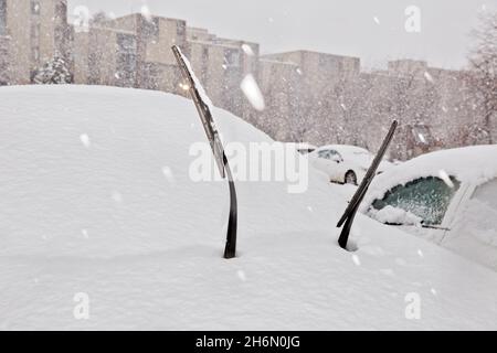 Windschutzscheibenwischer, die während des Winters in Longueuil, Quebec, Kanada, von einem schneebedeckten Auto aufstehen. Stockfoto
