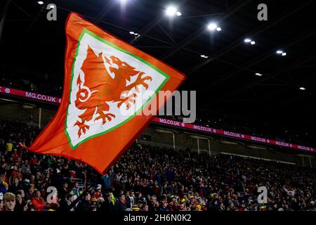 Cardiff, Großbritannien. November 2021. Während der Zombie Nation Flutlichtshow vor dem Anstoß wird eine walisische Flagge geflogen. Wales gegen Belgien bei einer Qualifikation zur FIFA-Weltmeisterschaft 2022 im Cardiff City Stadium am 16. November 2021. Quelle: Lewis Mitchell/Alamy Live News Stockfoto