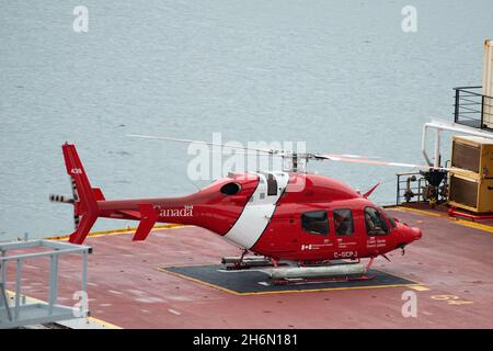 Ein Kormoran-Hubschrauber oder Hubschrauber der kanadischen Küstenwache auf dem Hubschrauberlandeplatz eines großen Küstenwache-Schiffes. Der Notfall-Lufttransport hat es zu tun Stockfoto