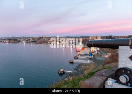 Am Abend überblickte der rosafarbene Himmel den Hafen von St. John mit dem Schiff der kanadischen Küstenwache, Louis St Laurent, und im Hafen festfahrenden Öl- und Gasversorgungsschiffen. Stockfoto