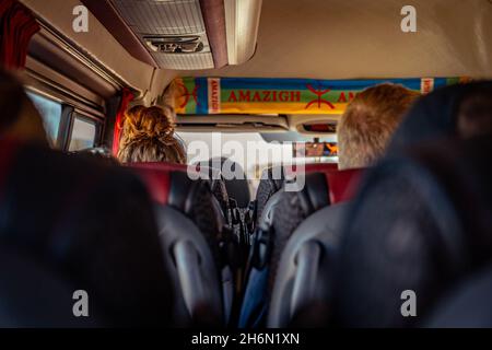 Blick von der Rückseite des Reisebusses in Marokko Stockfoto