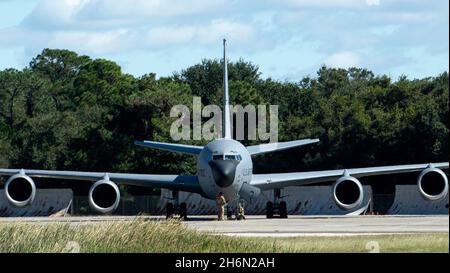 Die der 6th Maintenance Group zugeordneten Flieger führen während der Übung Global Thunder 22 auf der MacDill Air Force Base, Florida, am 7. November 2021 Vorflugkontrollen an einem Stratotanker-Flugzeug der KC-135 durch. Große Übungen, wie Global Thunder, erfordern eine umfangreiche Planung und Koordination, um eine einzigartige Ausbildung für zugewiesene Einheiten und Verbündete zu ermöglichen. (USA Luftwaffe Foto von Airman 1st Class Lauren Cobin) Stockfoto