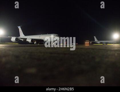 Die dem 6th Maintenance Group und dem 6th Logistics Readiness Squadron zugeordneten Flieger arbeiten während der Übung Global Thunder 22, 8. November 2021, an den Flugzeugen der KC-135 Stratotanker, nachdem sie bei Avon Park Air Force Range, Florida, landeten. Global Thunder ist eine jährliche Befehls- und Kontrollübung, die alle Missionsbereiche der US-Strategic Command sowie die Einsatzbereitschaft des gemeinsamen und Feldtrainings bewertet, mit einem besonderen Fokus auf die nukleare Einsatzbereitschaft. (USA Air Force Foto von Tech. Sgt. Joshua Smoot) Stockfoto