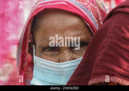 Dhaka, Bangladesch. November 2021. Eine alte Slumbewohnerin sah in der Schlange warten, bis sie in einem Korail-Slum-Impfzentrum mit Dosen Oxford-AstraZeneca geimpft wurde. Die Regierung iminokuliert die Bewohner des Slums Korail, einer der größten Einwohner von einkommensschwachen Menschen in Dhaka. Die Generaldirektion für Gesundheitsdienste (DGHS) wird fast 300,000 Menschen, die im Slum leben, unter das Impfprogramm Covid-19 bringen. Kredit: SOPA Images Limited/Alamy Live Nachrichten Stockfoto