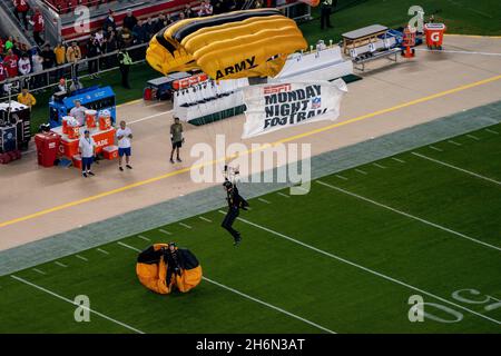 Vor dem Beginn des Spiels zwischen San Francisco 49ers und Los Angeles rams die Golden Knights Fallschirm in das Stadion in San Francisco, Montag Stockfoto