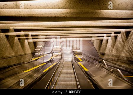 Leere Rolltreppen in der Montreal Metro, Quebec, Kanada Stockfoto