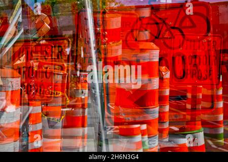 Mehrfache Exposition von Baustellenschildern und Kegeln auf einer Straße in Montreal, Quebec, Kanada Stockfoto