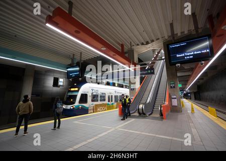 Am Dienstag, den 16. November 2021, kommt ein Zug am neuen U-Bahnhof Link Light Rail in Seattle an. Die Northgate Link Extension wurde im Oktober eröffnet Stockfoto