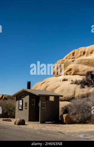 Badezimmer Mit Toilette Im Whirlpool Im Jumbo Rocks Campground Stockfoto