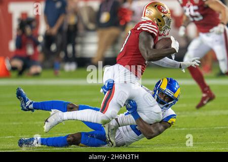 David Long (22) von Los Angeles Rams geht nach dem Fang im dritten Quartal i gegen Deebo Samuel (19), den amerikanischen 49er-Breitempfänger Deebo Samuel, an Stockfoto