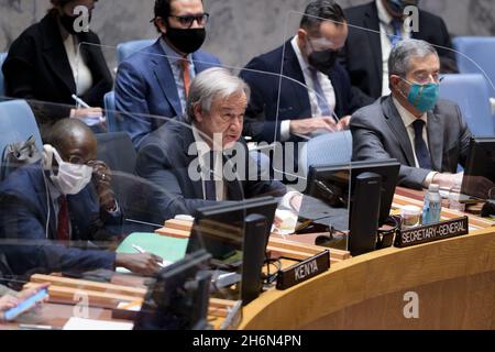 (211117) -- UNITED NATIONS, 17. November 2021 (Xinhua) -- der Generalsekretär der Vereinten Nationen, Antonio Guterres (C), spricht am 16. November 2021 im UN-Hauptquartier in New York vor der Sitzung des Sicherheitsrats "Frieden und Sicherheit durch präventive Diplomatie: Ein gemeinsames Ziel für alle Hauptorgane der Vereinten Nationen". (Manuel Elias/UN Photo/Handout via Xinhua) Stockfoto