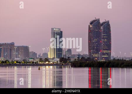 Blick auf das Stadtbild von Abu Dhabi von der Salam Street corniche während des Sonnenuntergangs Stockfoto