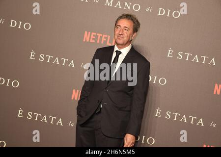 16. November 2021, Neapel, Kampanien, Italien: Der Regisseur Paolo Sorrentino auf dem roten Teppich während der Präsentation seines letzten Films '' E' stata la mano di Dio''. Das letzte Werk von Sorrentino, das im Metropolitan Cinema of Naples vorgestellt wurde, war Kandidat für den Oscar-Preis 2022 als bester ausländischer Film. (Bild: © Pasquale Gargano/Pacific Press via ZUMA Press Wire) Stockfoto