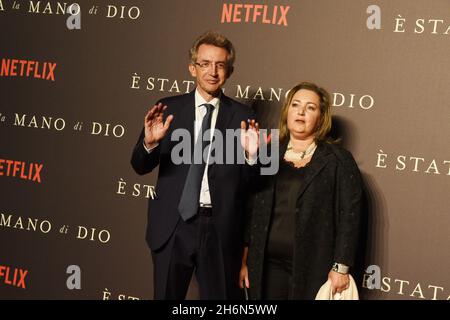 16. November 2021, Neapel, Kampanien, Italien: Gaetano Manfredi, (L) der Bürgermeister von Neapel und seine Frau Cettina auf der (R) Seite, auf dem roten Teppich während der Präsentation seines letzten Films '' E' stata la mano di Dio''. Das letzte Werk des Regisseurs Paolo Sorrentino, das im Metropolitan Cinema of Naples präsentiert wurde, wurde 2022 als bester ausländischer Film für den Oscar nominiert. (Bild: © Pasquale Gargano/Pacific Press via ZUMA Press Wire) Stockfoto