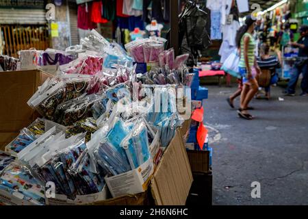 San Salvador, El Salvador. November 2021. Gesichtsmaske werden zum Verkauf auf einem Straßenmarkt angezeigt. Kredit: SOPA Images Limited/Alamy Live Nachrichten Stockfoto