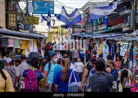 San Salvador, El Salvador. November 2021. Gesamtansicht eines Straßenmarktes. Kredit: SOPA Images Limited/Alamy Live Nachrichten Stockfoto