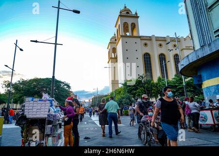 San Salvador, El Salvador. November 2021. Eine Frau verkauft Schutzmasken vor der Kathedrale von San Salvador. Kredit: SOPA Images Limited/Alamy Live Nachrichten Stockfoto