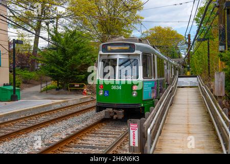 Boston Metro MBTA Kinki Sharyo Typ 7 Green Line am Bahnhof Newton Center, Newton, Massachusetts, USA. Stockfoto