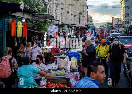 San Salvador, El Salvador. November 2021. Gesamtansicht eines Straßenmarktes. (Foto von Camilo Freedman/SOPA Images/Sipa USA) Quelle: SIPA USA/Alamy Live News Stockfoto