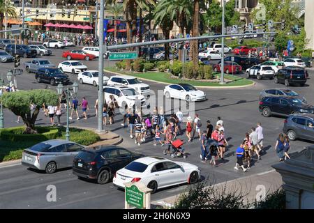 Nevada USA 4. September 2021 Eine Gruppe von Touristen überquert schnell die verstopfte Kreuzung des Bellagio Dr mit dem Las Vegas Boulevard Stockfoto