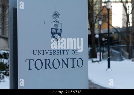 Toronto, ON, Kanada - 08. Januar 2021: Blick auf das Schild der University of Toronto in der Innenstadt von Toronto. Gegründet 1827 als King's College, der University of T Stockfoto