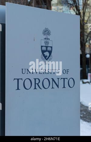 Toronto, ON, Kanada - 08. Januar 2021: Blick auf das Schild der University of Toronto in der Innenstadt von Toronto. Gegründet 1827 als King's College, der University of T Stockfoto