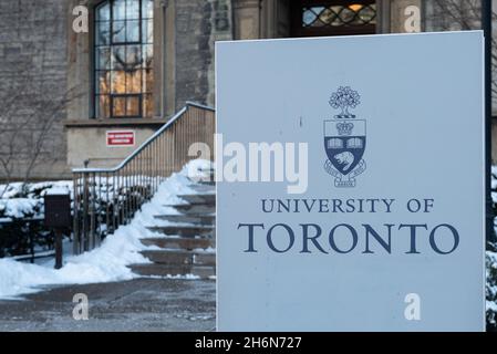 Toronto, ON, Kanada - 08. Januar 2021: Blick auf das Schild der University of Toronto in der Innenstadt von Toronto. Gegründet 1827 als King's College, der University of T Stockfoto