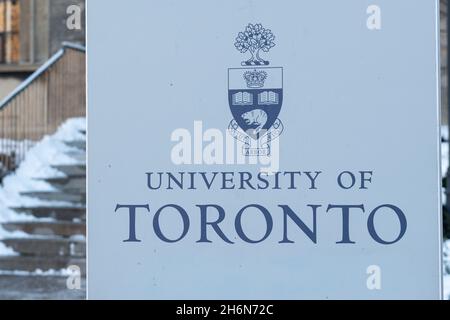 Toronto, ON, Kanada - 08. Januar 2021: Blick auf das Schild der University of Toronto in der Innenstadt von Toronto. Gegründet 1827 als King's College, der University of T Stockfoto