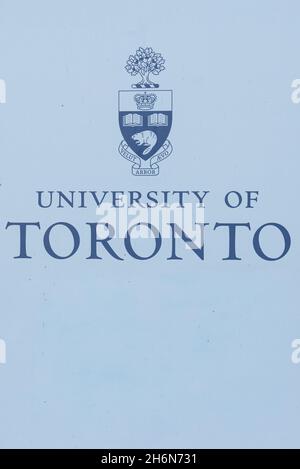 Toronto, ON, Kanada - 08. Januar 2021: Blick auf das Schild der University of Toronto in der Innenstadt von Toronto. Gegründet 1827 als King's College, der University of T Stockfoto
