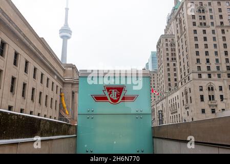 Toronto, ON, Kanada – 01. März 2021: Das Zeichen des Transportunternehmens der Toronto Transit Commission (TTC) in der Innenstadt von Toronto. Der TTC ist der Operator von p Stockfoto