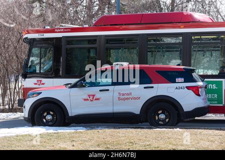 Toronto, ON, Kanada – 01. März 2021: Das Zeichen des Transportunternehmens der Toronto Transit Commission (TTC) in der Innenstadt von Toronto. Der TTC ist der Operator von p Stockfoto