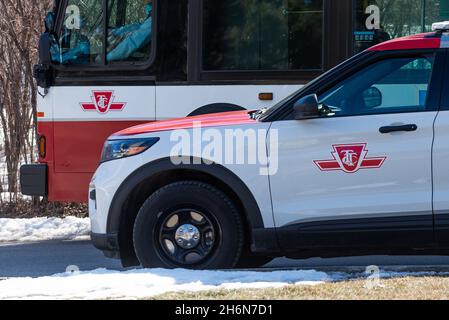 Toronto, ON, Kanada – 01. März 2021: Das Zeichen des Transportunternehmens der Toronto Transit Commission (TTC) in der Innenstadt von Toronto. Der TTC ist der Operator von p Stockfoto