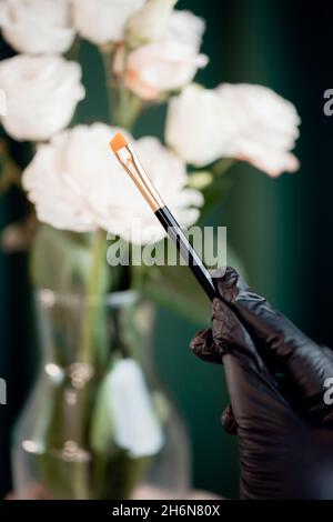 Nahaufnahme Kosmetik Make-up Pinsel auf Hand Master weißen Hintergrund kopieren Raum. Stockfoto