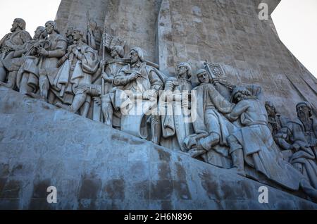 Statuen der großen portugiesischen Entdecker auf dem Funde-Denkmal (Padrão dos Descobrimentos) in der Stadt Lissabon, Portugal. Stockfoto