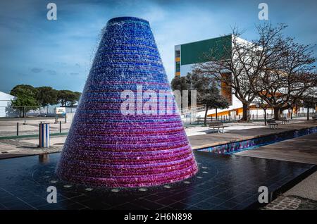 Moderner Kegelbrunnen im Park der Nationen (Parque das Nações). Lissabon, Portugal. Stockfoto