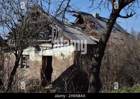 Ein zerstörtes Haus aufgrund von Mörtel im Dorf gesehen.Werchnotoretske ist eine ukrainische Stadt in der Nähe der Front im Bezirk Yasynuvata im Donezker Oblast, Ostukraine. Während des Krieges im Donbass, der Mitte April 2014 begann, befand sich die Trennlinie zwischen den Kriegsparteien in der Nähe der Siedlung. Das Dorf war bis Ende 2017 eine Grauzone. Heute ist Werchnotoretske ukrainisches Territorium. Stockfoto