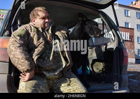 Werchnotoretske, Donezk, Ukraine. Oktober 2021. Ein Soldat der ukrainischen Armee sah, wie er mit seinem Hund in einem Lieferwagen im Zentrum des Dorfes saß.Werchnotoretske ist eine ukrainische Stadt, die sich in der Nähe der Frontseile im Bezirk Yasynuvata im Bezirk Donezk im Osten der Ukraine befindet. Während des Krieges im Donbass, der Mitte April 2014 begann, befand sich die Trennlinie zwischen den Kriegsparteien in der Nähe der Siedlung. Das Dorf war bis Ende 2017 eine Grauzone. Heute ist Werchnotoretske ukrainisches Territorium. (Bild: © Andriy Andriyenko/SOPA Images via ZUMA Press Wire) Stockfoto