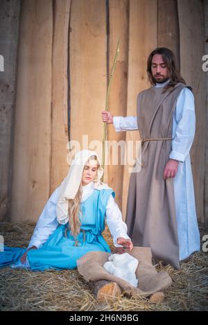 Traditionelle Krippe mit der Jungfrau und josef, die Jesus anbeten Stockfoto