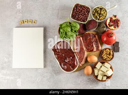 Gesunde Ernährung Konzept, mockup. Lebensmittel mit hohem Eisengehalt, eine gute Quelle für Ihre Gesundheit, Nervensystem und endokrines System, Bio-Zutaten. Stockfoto