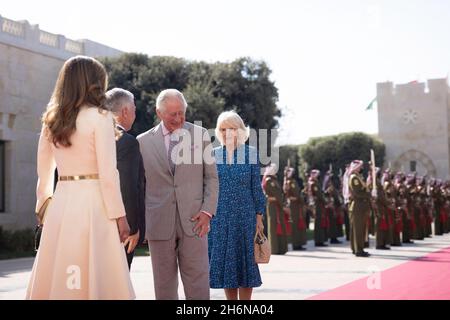 Amman, Jordanien, am 16. November 2021. L-R: Königin Rania Al Abdullah, König Abdullah II., Prinz Charles von Wales und seine Frau Herzogin Camilla von Cornwall während einer offiziellen Begrüßungszeremonie im Al-Husseiniya Palast in Amman, Jordanien am 16. November 2021. Foto von Balkis Press/ABACAPRESS.COM Stockfoto