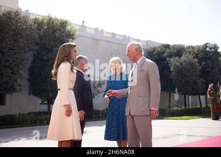 Amman, Jordanien, am 16. November 2021. L-R: Königin Rania Al Abdullah, König Abdullah II., Prinz Charles von Wales und seine Frau Herzogin Camilla von Cornwall während einer offiziellen Begrüßungszeremonie im Al-Husseiniya Palast in Amman, Jordanien am 16. November 2021. Foto von Balkis Press/ABACAPRESS.COM Stockfoto