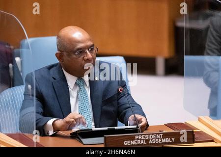 (211117) -- UNITED NATIONS, 17. November 2021 (Xinhua) -- Abdulla Shahid, Präsidentin der 76. Sitzung der Generalversammlung der Vereinten Nationen, spricht vor der Sitzung des UN-Sicherheitsrates „Frieden und Sicherheit durch Präventivdiplomatie: A Common Objective to All UN Principal Organs“, am 16. November 2021 im UN-Hauptquartier in New York. (Manuel Elias/UN Photo/Handout via Xinhua) Stockfoto