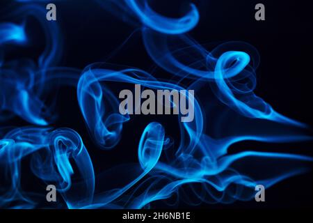 Abstrakter Rauch Weipa. Persönliche Aroma-Verdampfer. Konzept des alternativen Nikotinrauchens. Farbe vape Rauch auf dunklem Hintergrund. Elektronische Zigarette. Verdampfer. Dampfend. Verschwommenes Bild, weicher Fokus Stockfoto