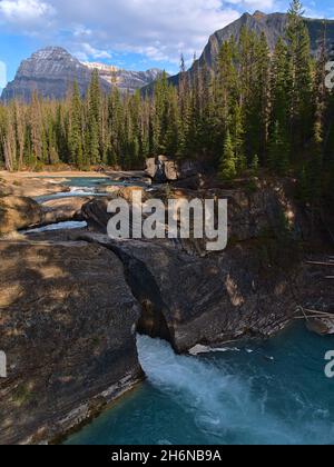 Atemberaubender Blick auf die Felsformation Natural Bridge im Yoho National Park, British Columbia, Kanada in den Rocky Mountains mit Kicking Horse River. Stockfoto